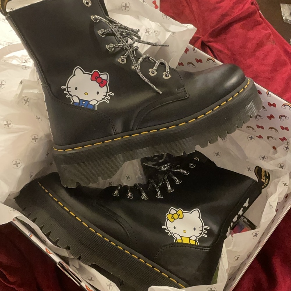 Hello Kitty x Doc Marten Size 9 USA new